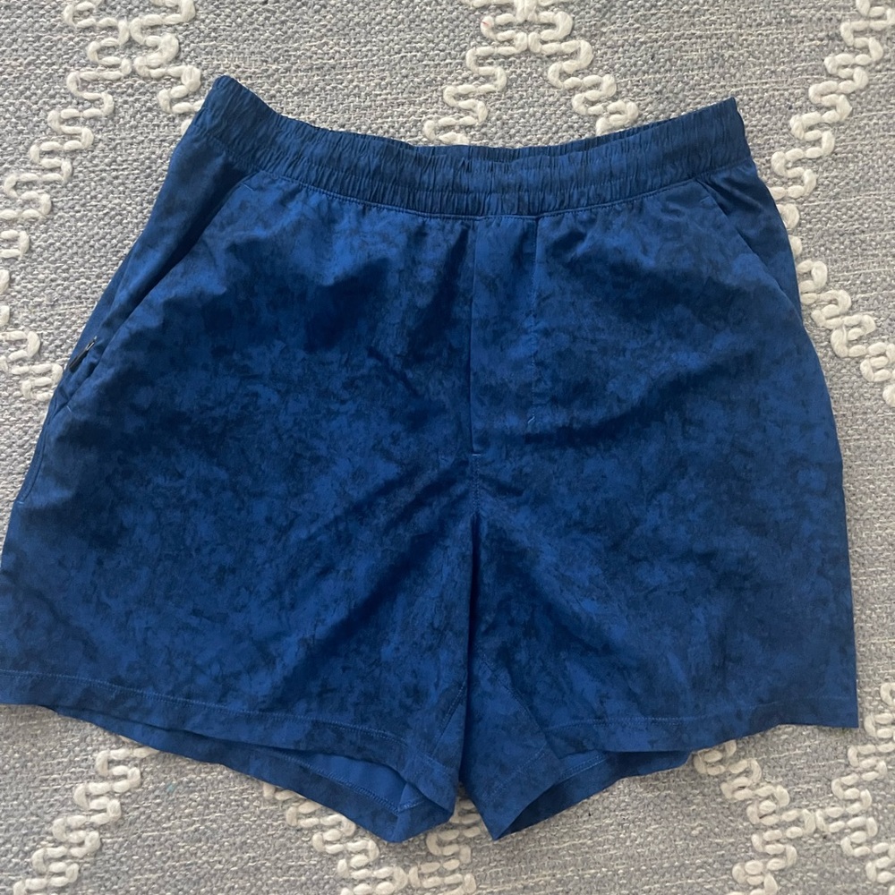 lululemon athletica Men's Athletic Pace Breaker Shorts in Blue Black